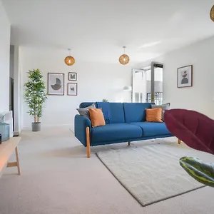 Stylish With Private Parking Apartment Cardiff