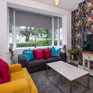 Stylish Hot Tub House With Free Parking! Holiday home York