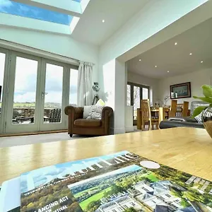 The Gables - Spacious House, Picturesque Views & Free Parking Bath