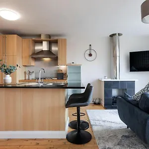 Modern Penthouse 2 Bed, 2 Bath Sleeps 6 Centre Apartment Belfast